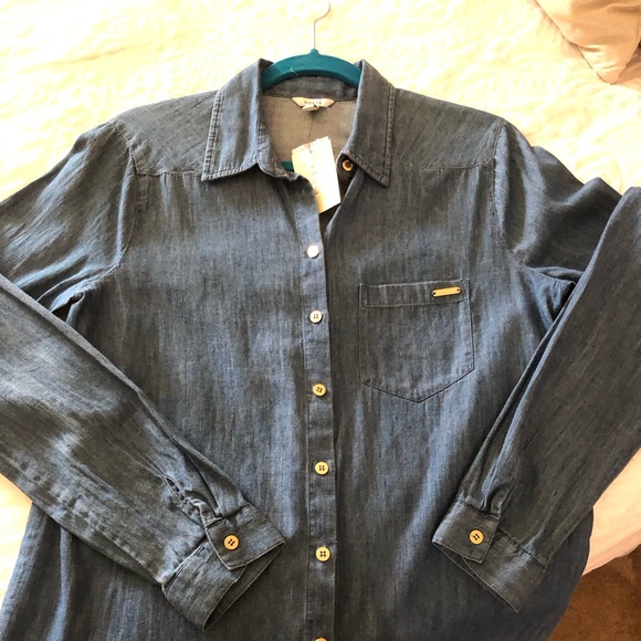 Lightweight GUESS ❤️ Denim button down shirt - Picture 3 of 8